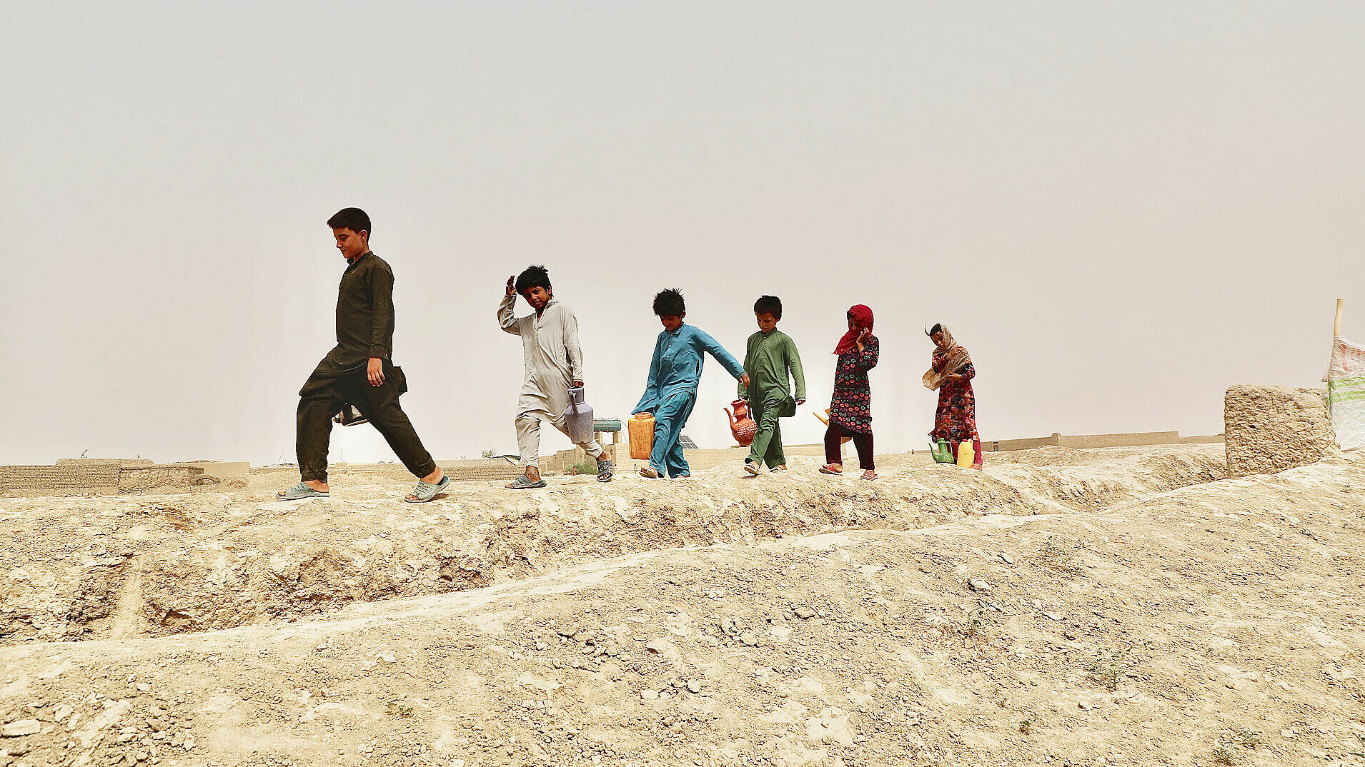 Gruppe Kinder gehen auf verdörrtem Boden