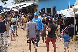 Menschen gehen durch ein Aufnahmelager in Panama