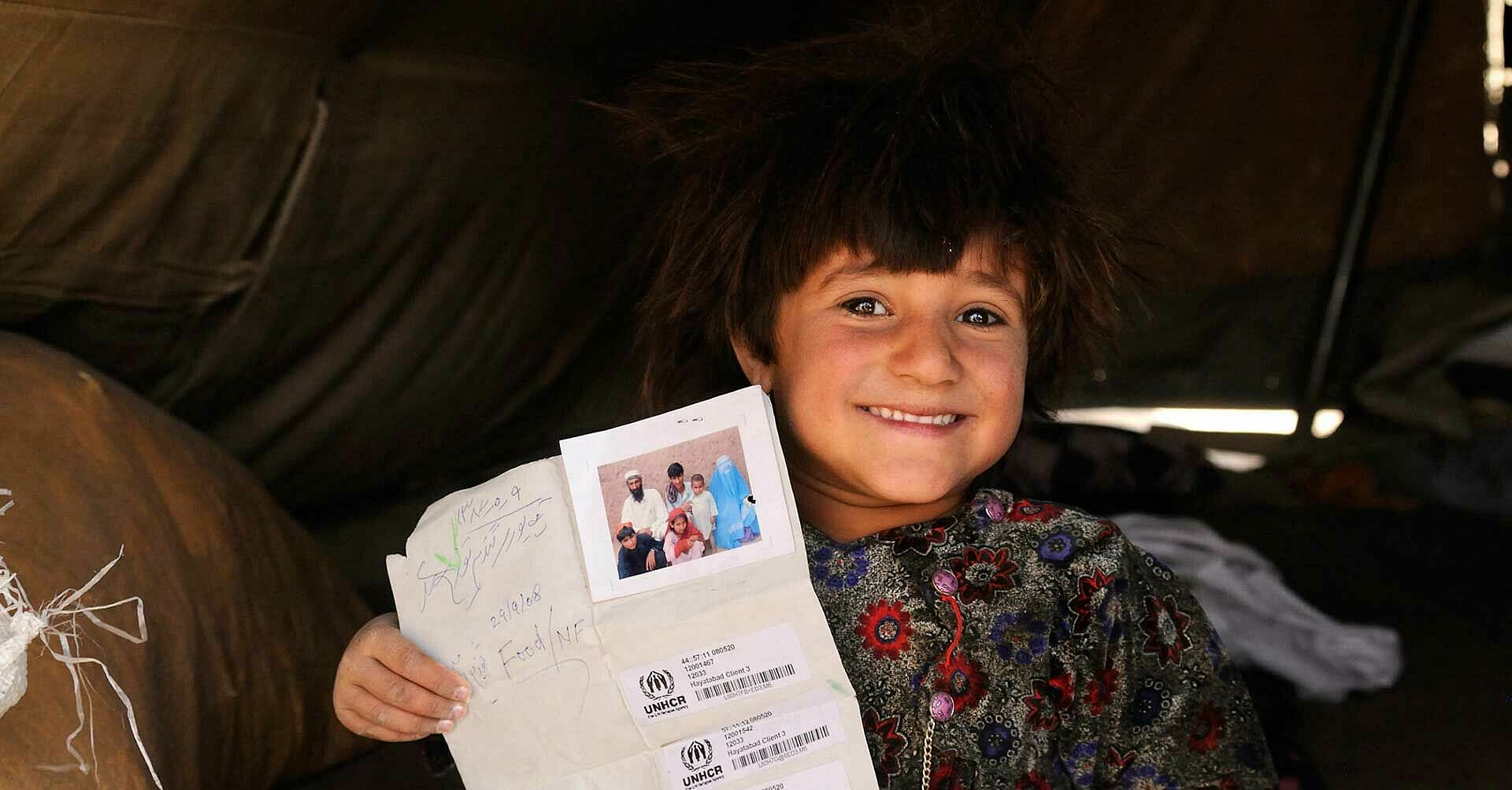 Junge mit UNHCR Pass, Rückkehr RF145140_21791.jpg