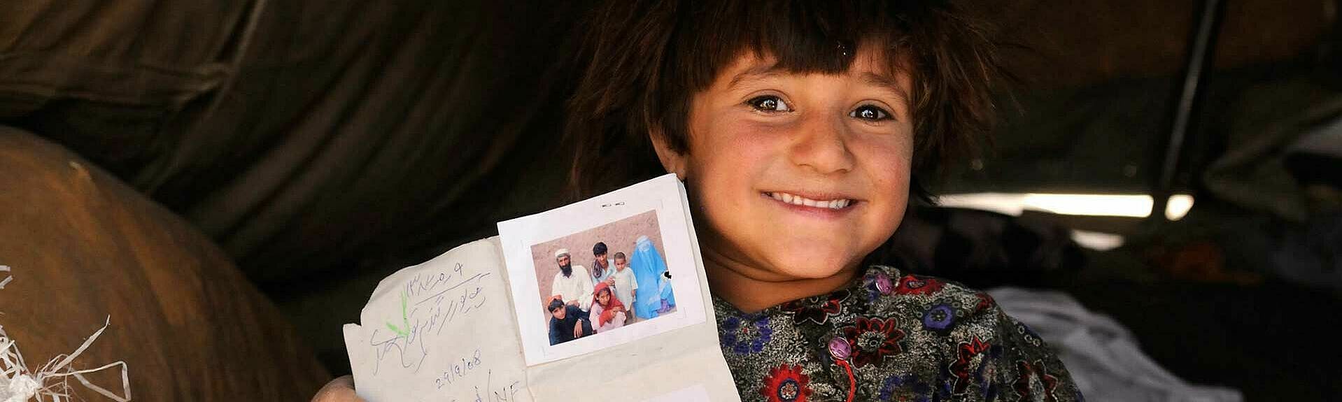 Junge mit Dokumenten des UNHCRs