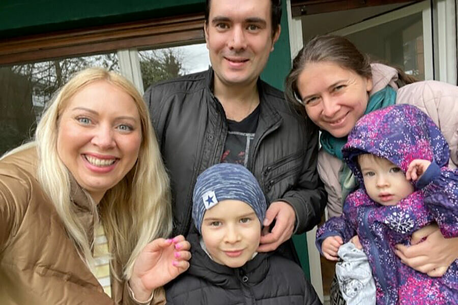 Irina mit einer Flüchtlingsfamilie