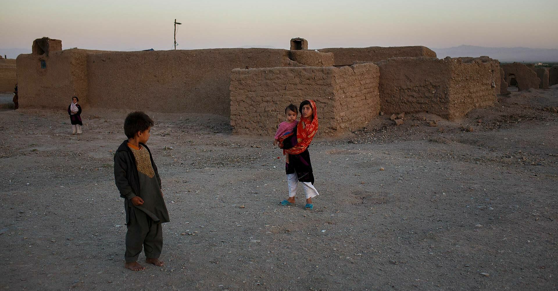 3 Kinder, Afghanistan  Afghanistan_RF259937.jpg