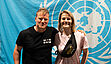 Thomas Spitzer und Hazel Brugger vor dem Logo der Vereinten Nationen