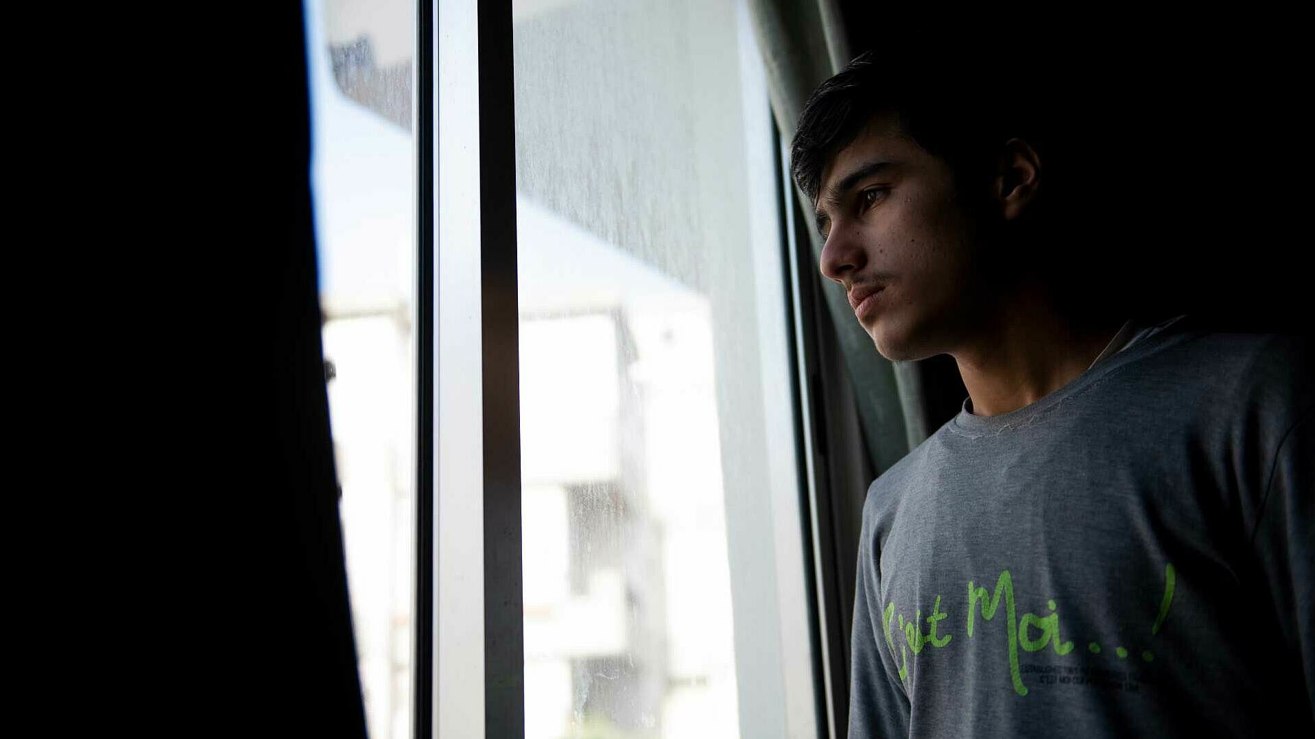 Der syrische Flüchtling Amer al-Hleil, 16, schaut aus dem Fenster der Wohnung, die er mit seiner Familie in Keserwan, Libanon, teilt. Amer leidet unter schweren Depressionen und hatte schon Selbstmordgedanken. 