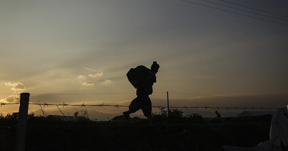 Silhouette einem laufendem Mann, Balkanroute  Balkan_RF246456.jpg