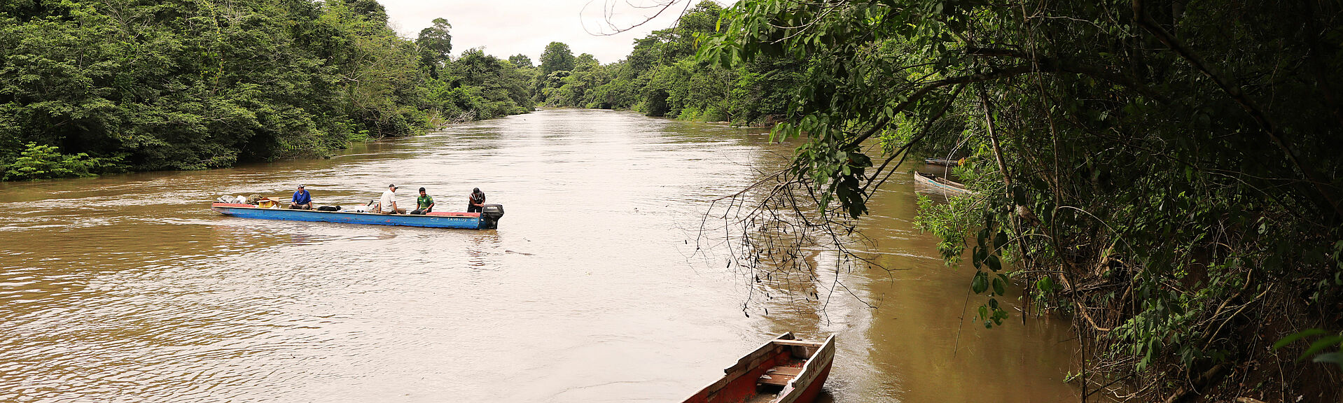 Ein Kanu auf einem Fluss im Darien Dschungel